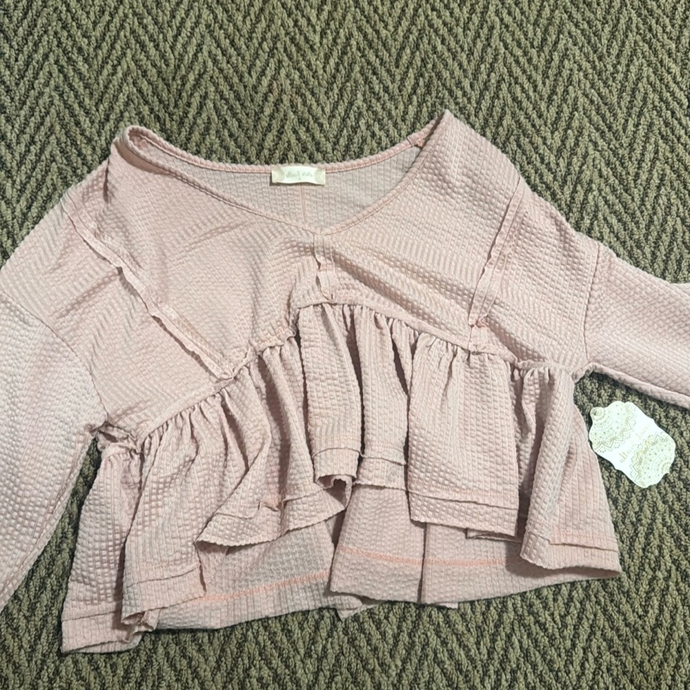 A super cute top that would go really well with blue jeans